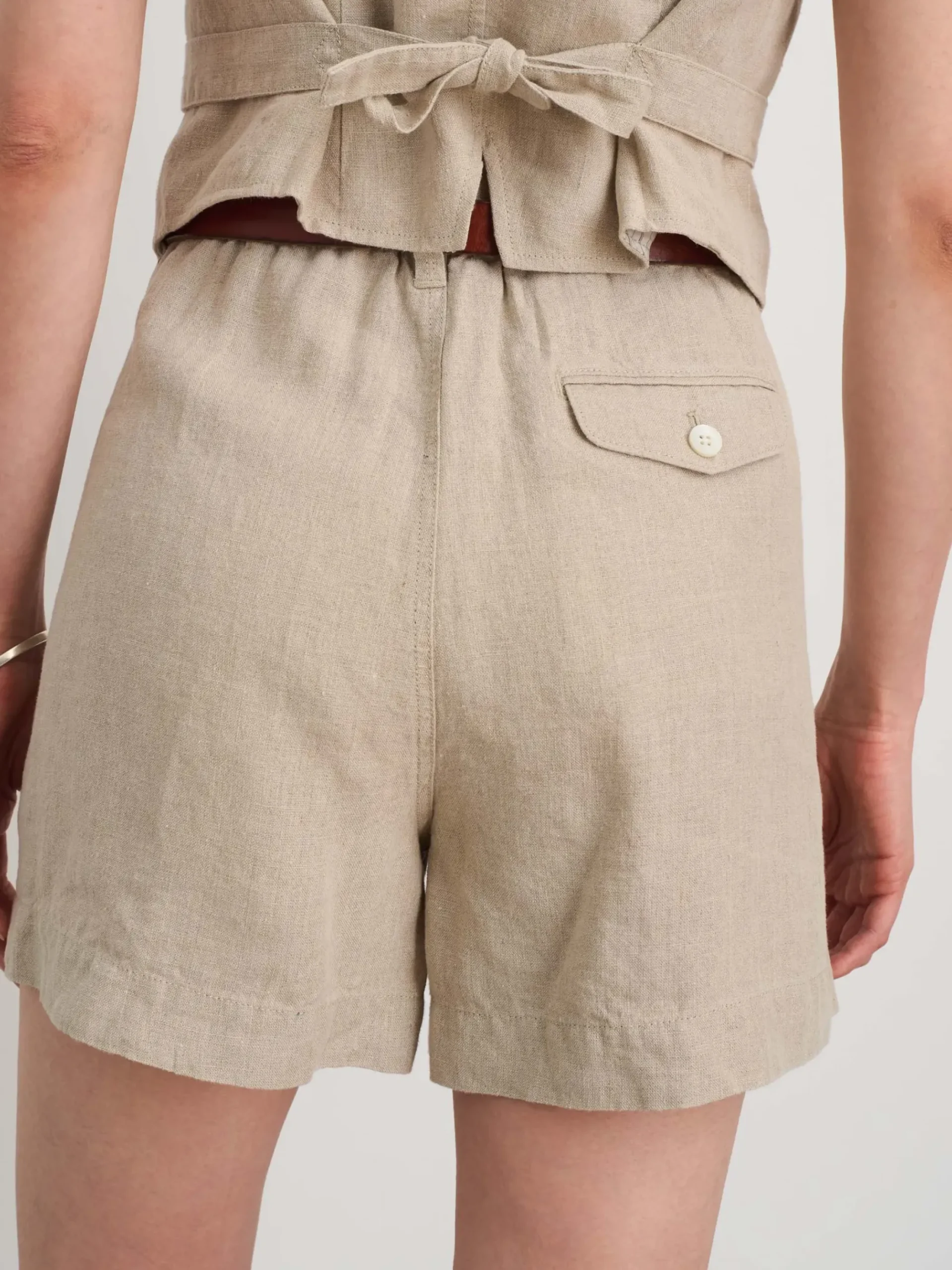 Hot Alex Mill Pleated Pull On Shorts In Flax